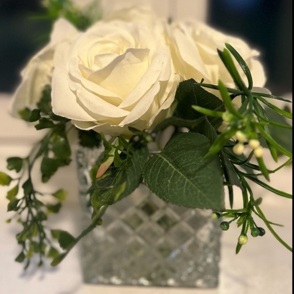 Elegant White Floral Arrangement in Crystal Vase - Picture 3 of 8